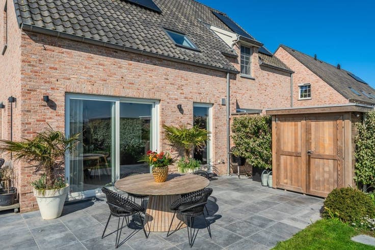 Beautiful 3 bedroom home with unique open views!