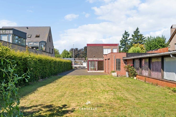 House with spacious workshop on 1,009 m² in the center of Lo