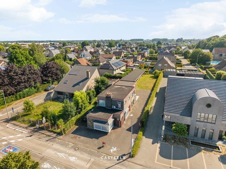 House with spacious workshop on 1,009 m² in the center of Lo