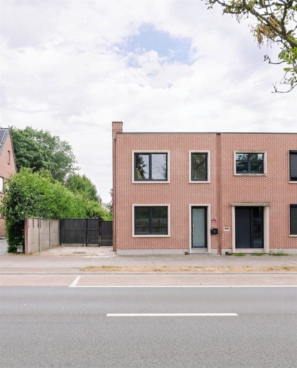 Volledig gerenoveerde en energiezuinige halfopen bebouwing m
