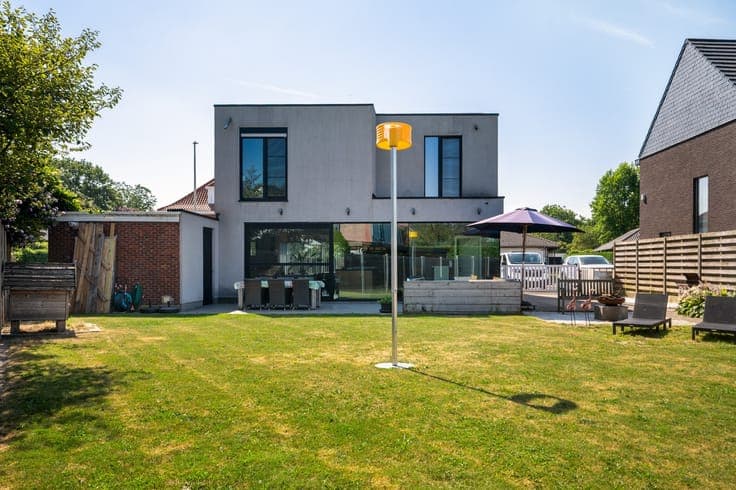 Instapklare, gerenoveerde woning met garage op toplocatie...