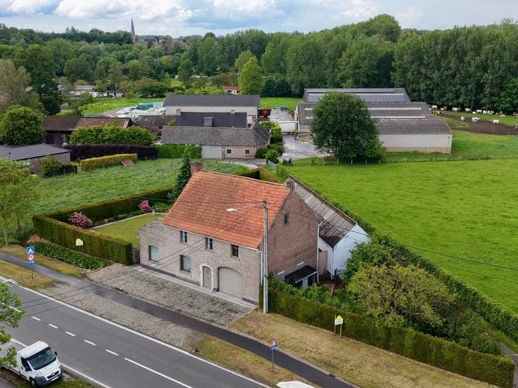 Veelzijdige woning met ruime opslagmogelijkheden te koop!