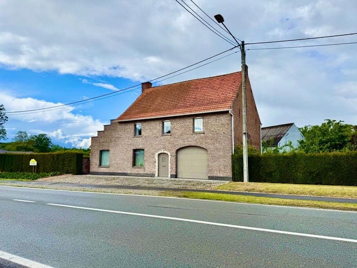 Veelzijdige woning met ruime opslagmogelijkheden te koop!