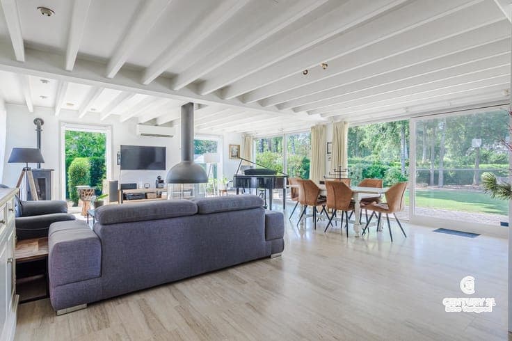 Well-maintained,energy-efficient villa with beautiful garden