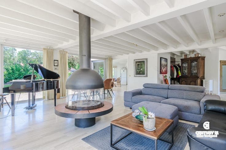 Well-maintained,energy-efficient villa with beautiful garden