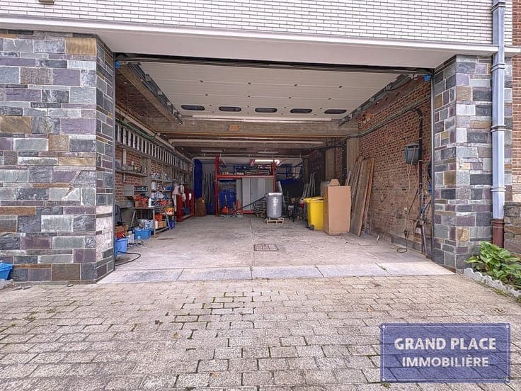 OPPORTUNITÉ! Grand entrepôt aux portes de Bruxelles + 2 appa