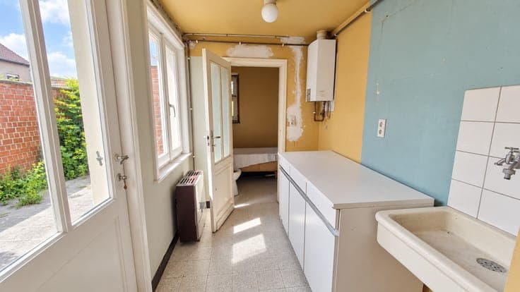 Te renoveren woning met garage en diepe tuin op een rusti...