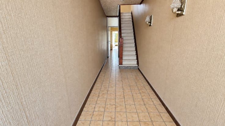 Te renoveren woning met garage en diepe tuin op een rusti...