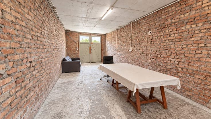 Te renoveren woning met garage en diepe tuin op een rusti...