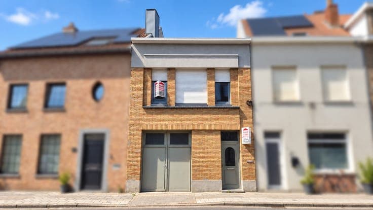 Te renoveren woning met garage en diepe tuin op een rusti...