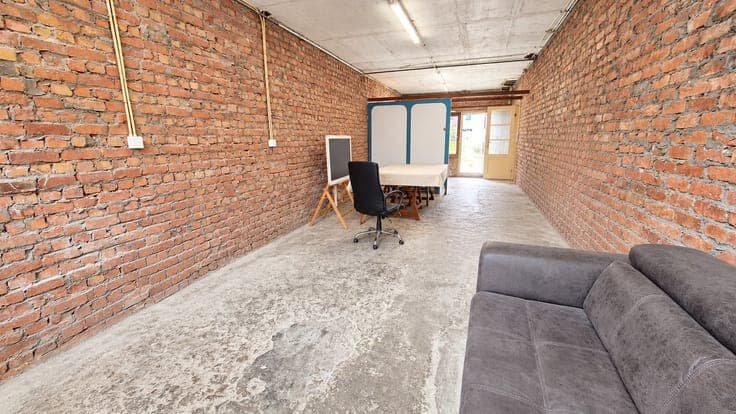 Te renoveren woning met garage en diepe tuin op een rusti...