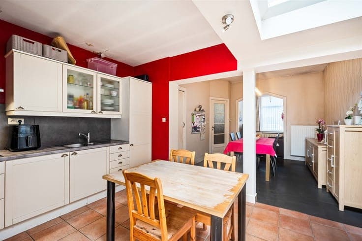 Deels gemoderniseerde woning te Duffel-West