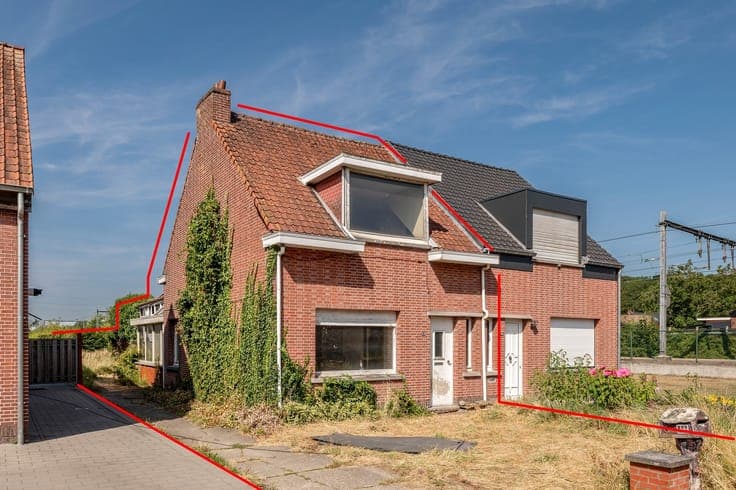 Volledig te renoveren halfopen gezinswoning op een percee...