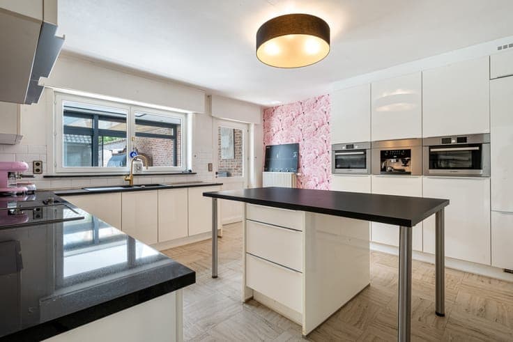 Ruime instapklare gezinswoning met 4 slaapkamers, dubbele...
