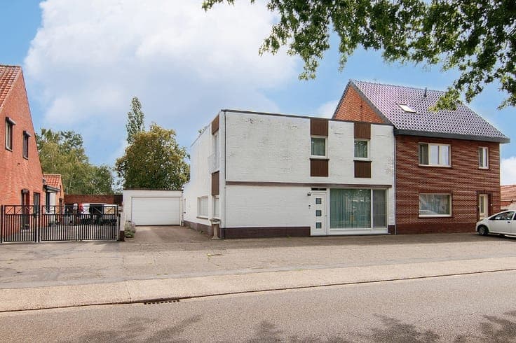 TE RENOVEREN WONING OP RUIM PERCEEL VAN BIJNA 12 ARE HALF...