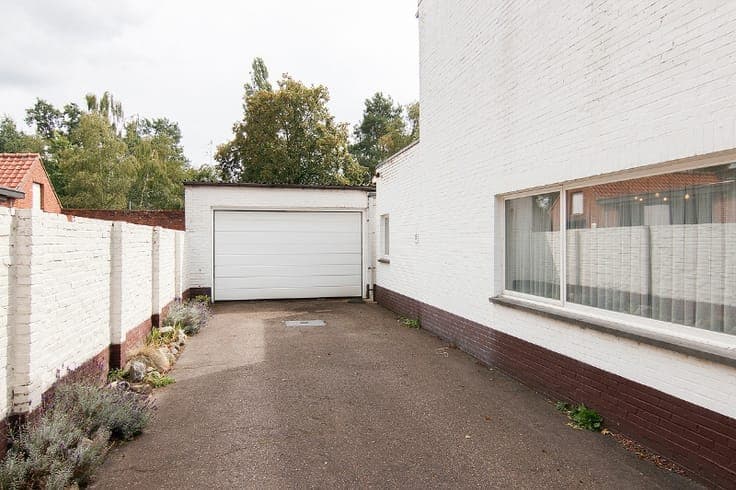 TE RENOVEREN WONING OP RUIM PERCEEL VAN BIJNA 12 ARE HALF...