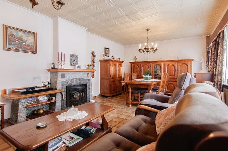 TE RENOVEREN WONING OP RUIM PERCEEL VAN BIJNA 12 ARE HALF...