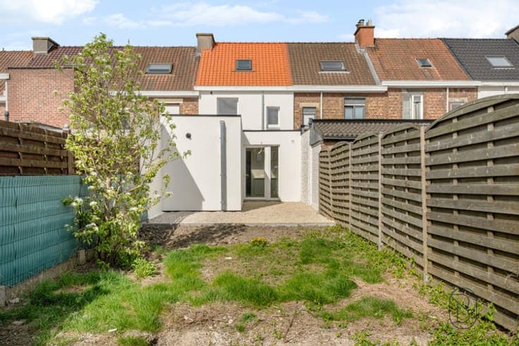 Well-located HOME with GARDEN!