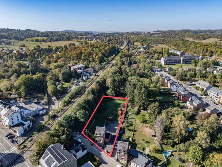 Proche du centre de Marche, au calme, sur 2.400 m² de terrai