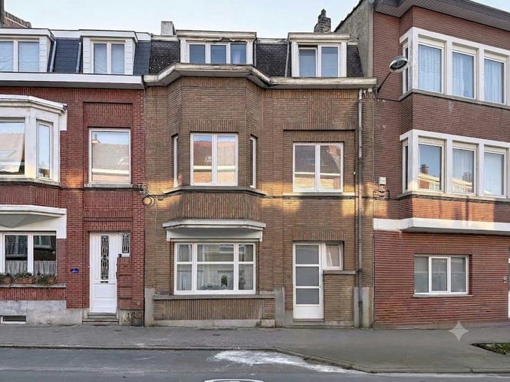 Investment property comprising 3 apartments