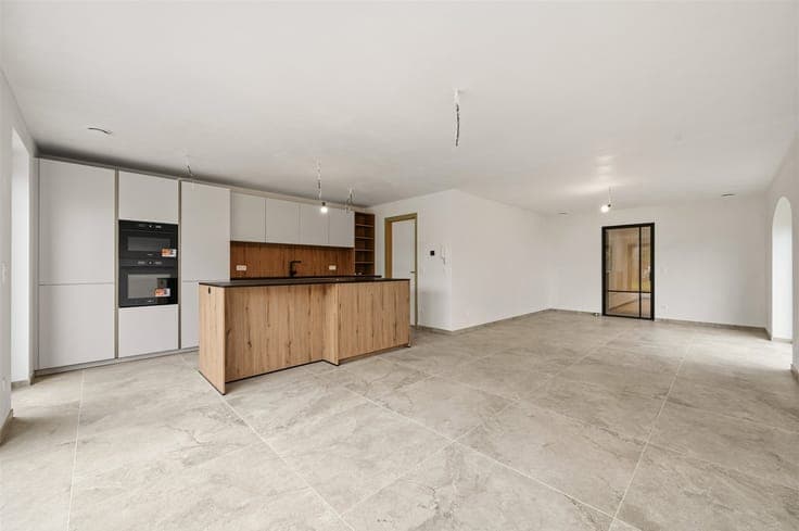 Semi-open, newly built parsonage-style home with 4 rooms and