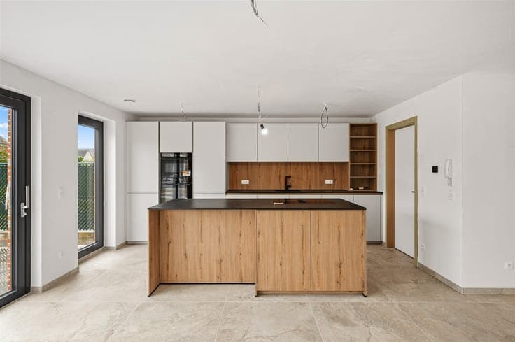 Semi-open, newly built parsonage-style home with 4 rooms and