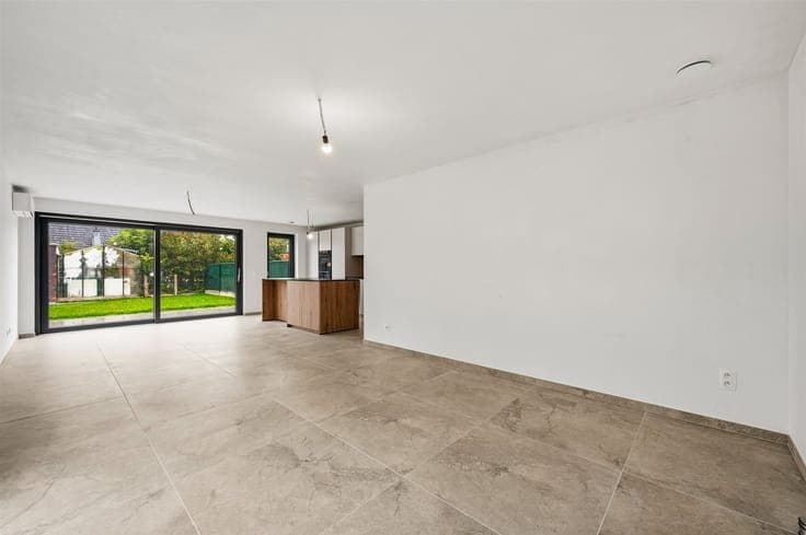 Semi-open, newly built parsonage-style home with 4 rooms and