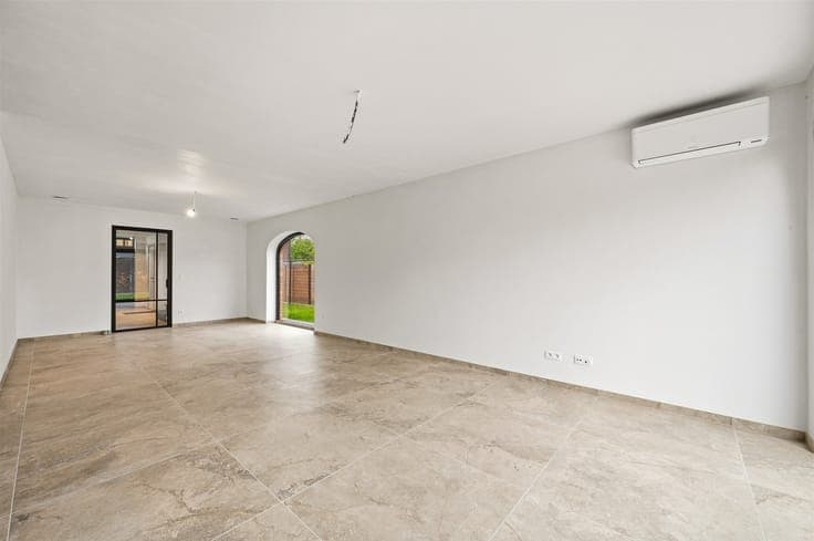 Semi-open, newly built parsonage-style home with 4 rooms and