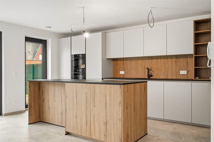 Semi-open, newly built parsonage-style home with 4 rooms and