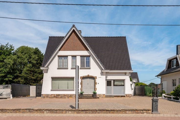 Ruime, degelijke gezinswoning met magazijn op een perceel...