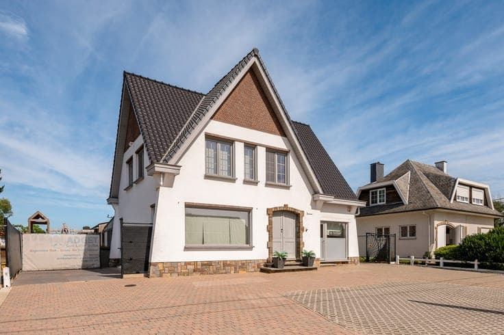 Ruime, degelijke gezinswoning met magazijn op een perceel...