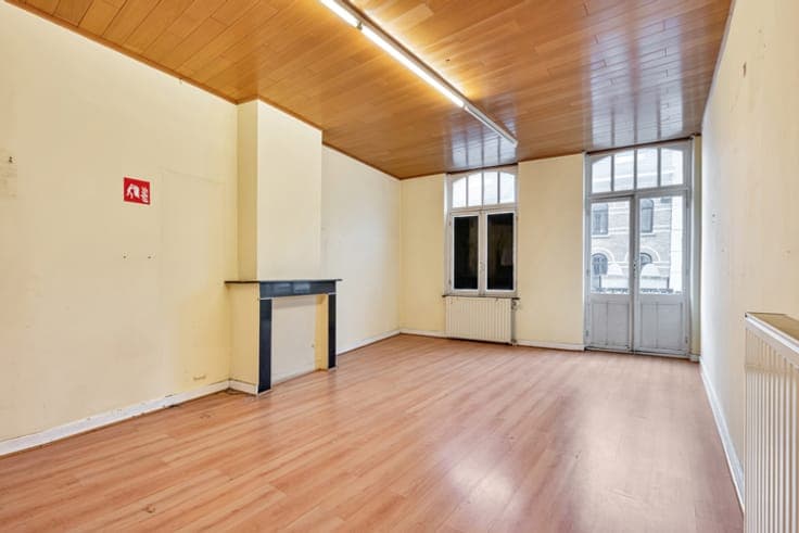 Property with commercial ground floor in prime location