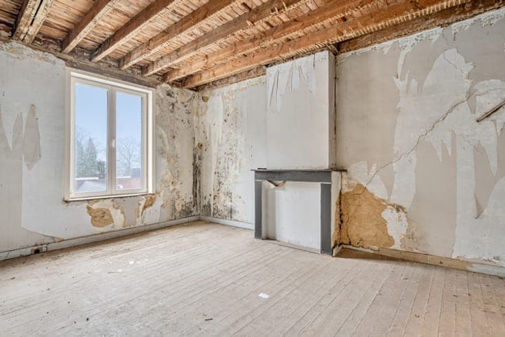 Property with commercial ground floor in prime location