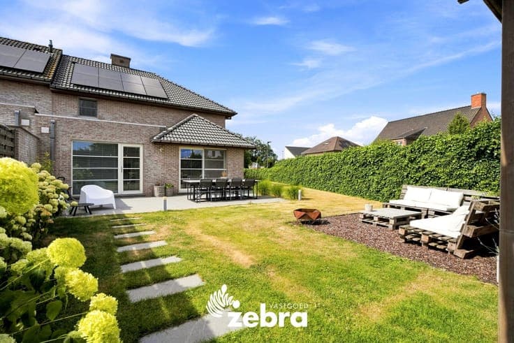 Recente, energiezuinige halfopen bebouwing gelegen in een...