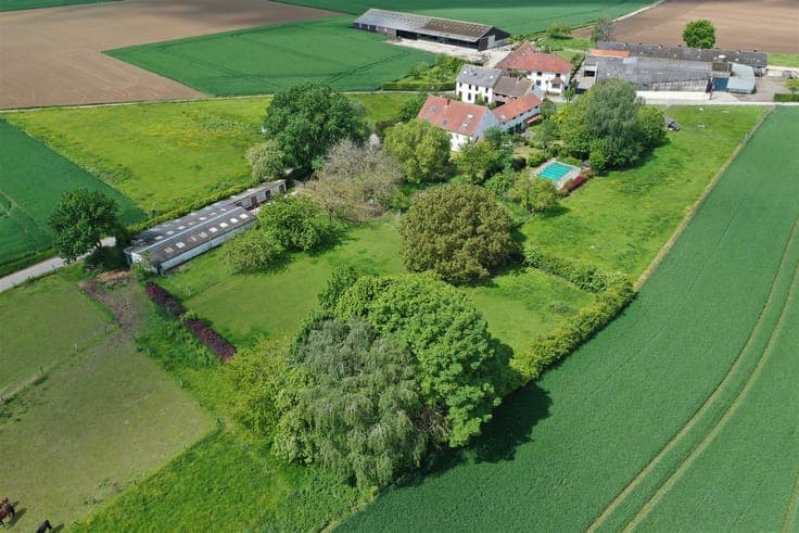 Propriété avec plusieurs logements dans un cadre verdoyant