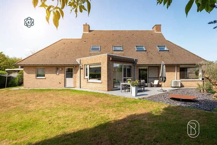 Villa with a multipurpose practice space on a dead-end stree