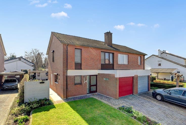 Semi-detached home in quiet Pellenberg street