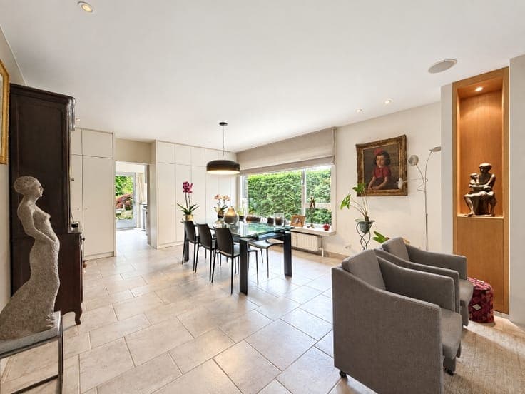 Ruime woning met kantoor en prachtige tuin op toplocatie