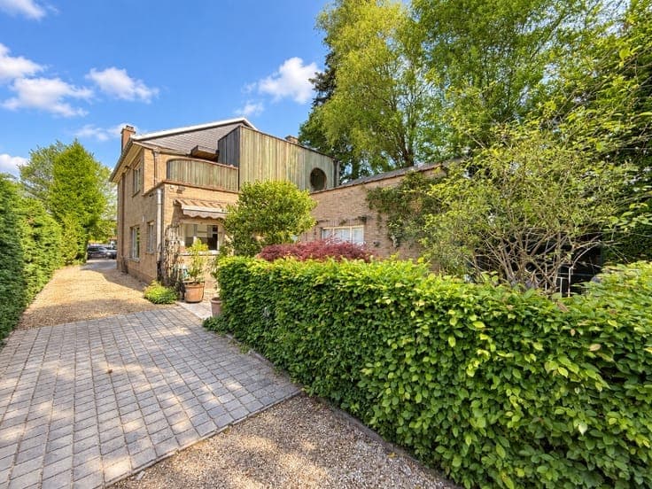 Ruime woning met kantoor en prachtige tuin op toplocatie