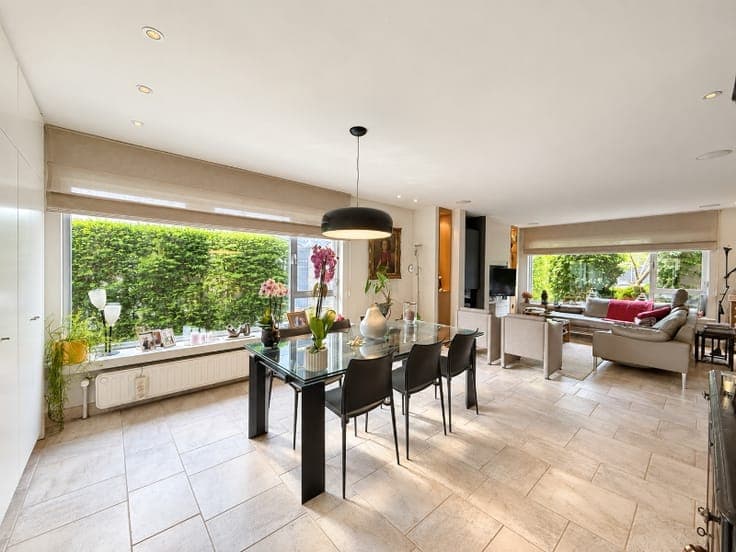 Ruime woning met kantoor en prachtige tuin op toplocatie