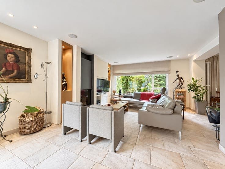Ruime woning met kantoor en prachtige tuin op toplocatie