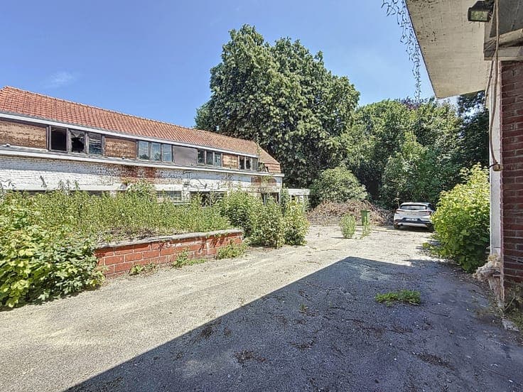 Herenhuis met bijgebouwen en uitgestrekte tuin.