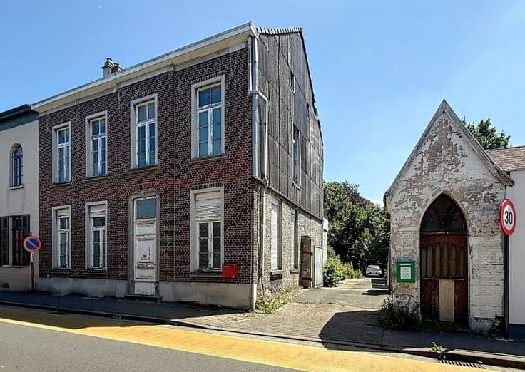 Herenhuis met bijgebouwen en uitgestrekte tuin.