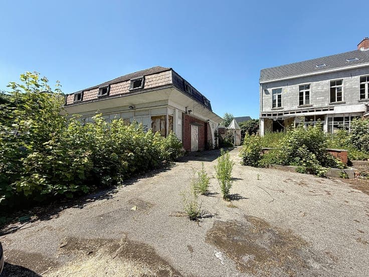 Herenhuis met bijgebouwen en uitgestrekte tuin.