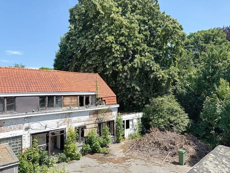 Herenhuis met bijgebouwen en uitgestrekte tuin.