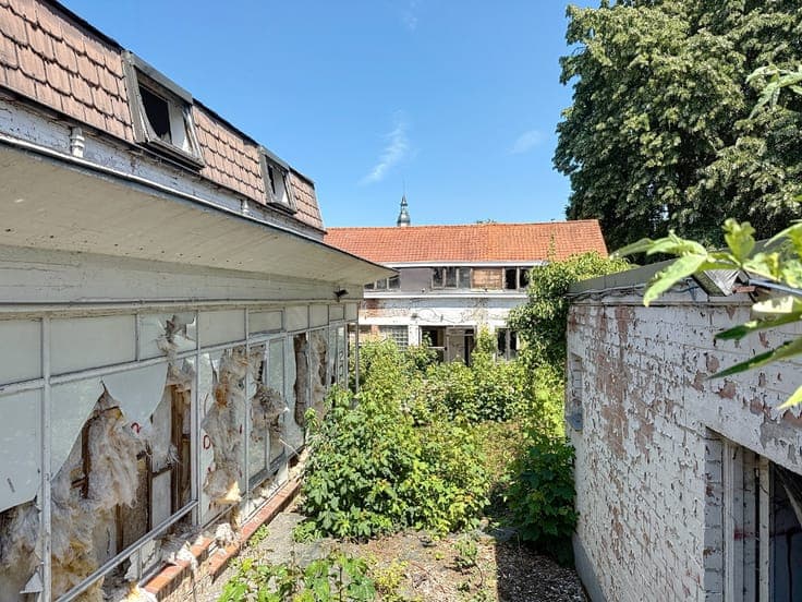 Herenhuis met bijgebouwen en uitgestrekte tuin.