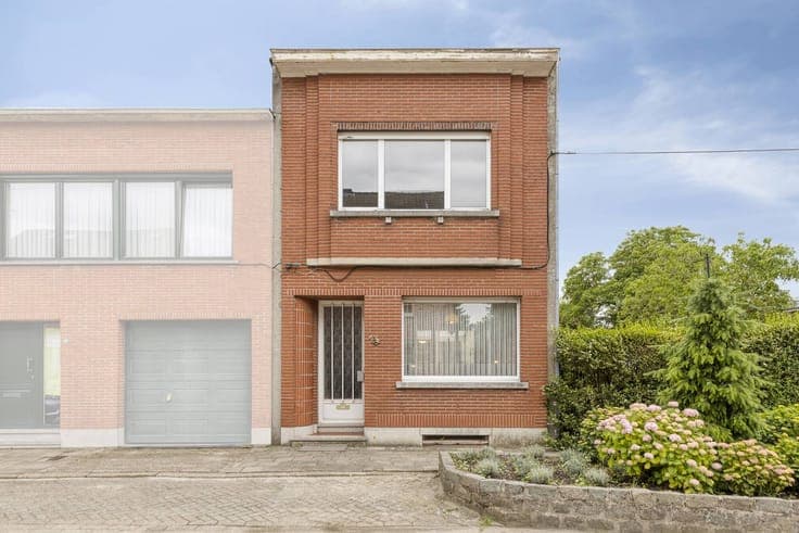 House with lots of potential for sale near Borsbeek!