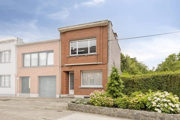 House with lots of potential for sale near Borsbeek!