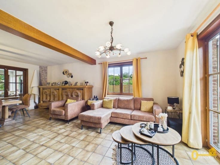 4-bedroom villa with garage and garden