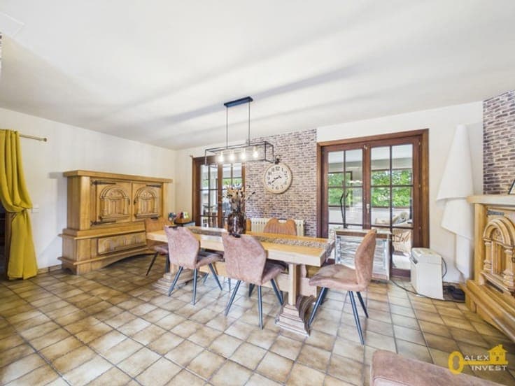 4-bedroom villa with garage and garden